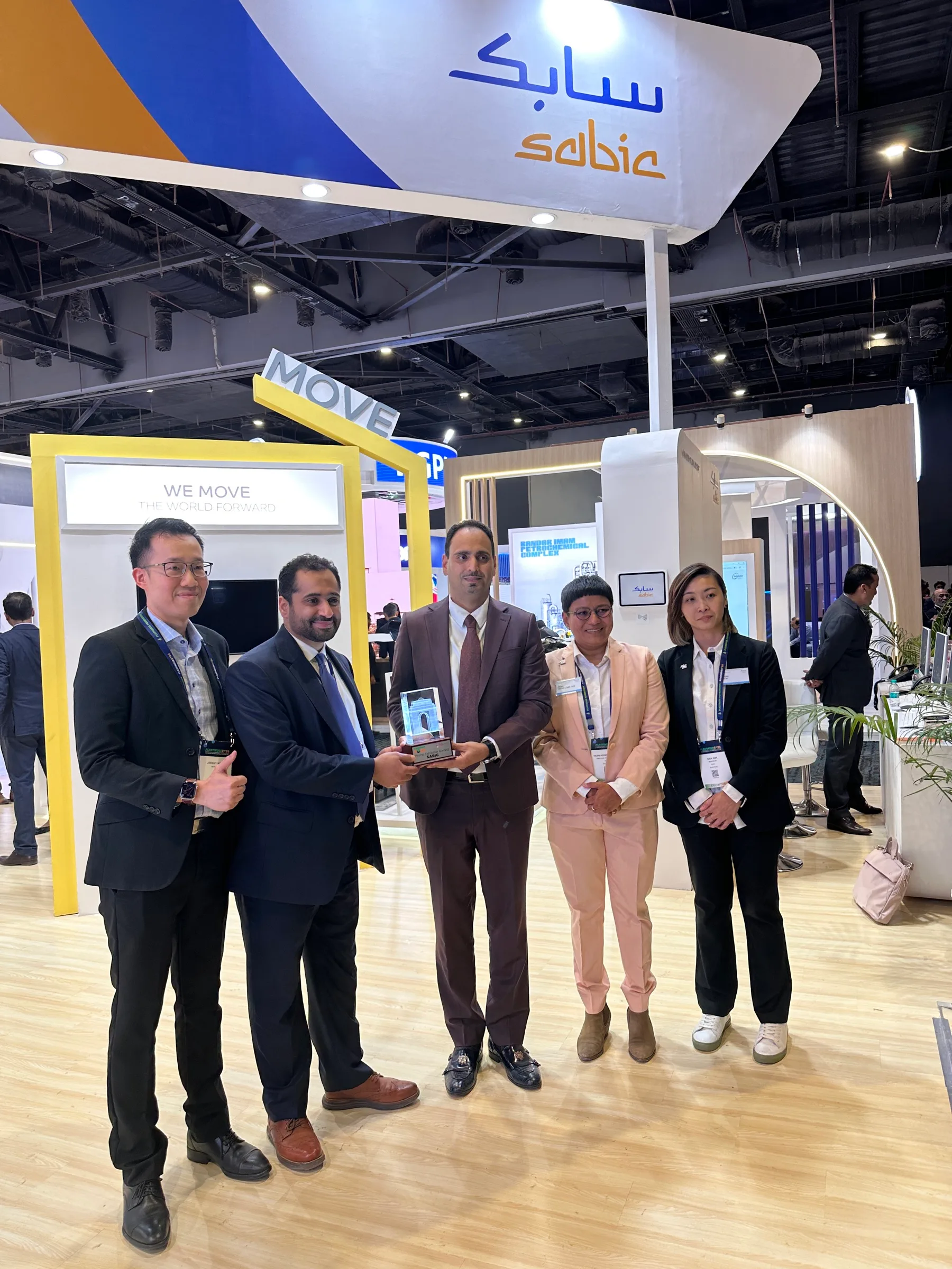 Beauty Sky presenting the Prime Exhibitor Award to the SABIC team at PlastIndia 2026